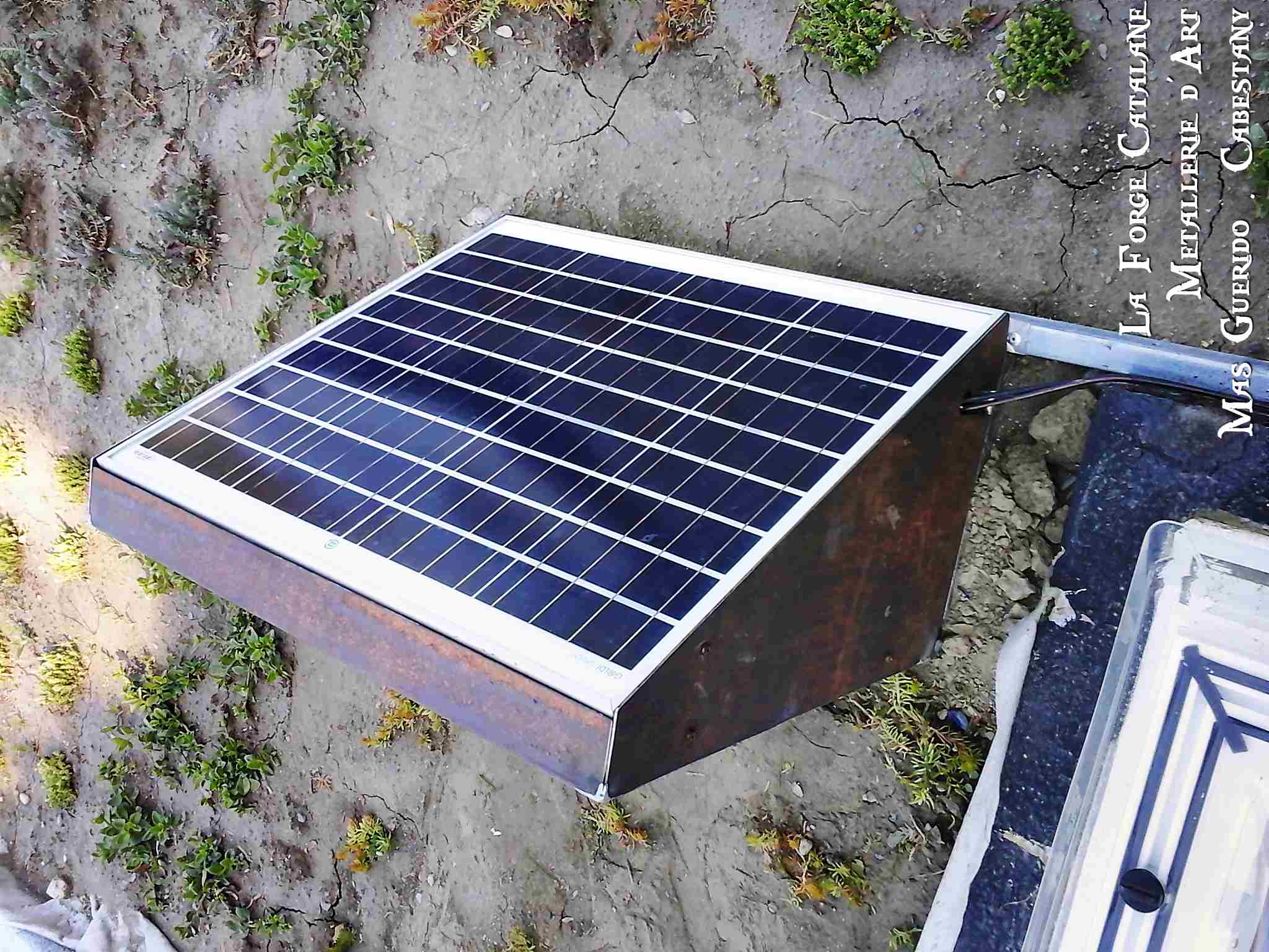 habillage panneau solaire en fer forge catalane.jpg